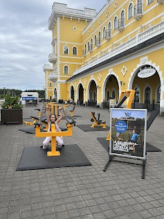Waffa Junior Line -sarjan ulkoliikuntalaitteet Ruokapuodin edessä vapaassa käytössä 9.8.2026 saakka.