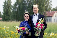 Kyläkaupan Kesätansseissa viihdytään tiistaisin, torstaisin ja perjantaisin. Tiistaina 28.7. päästään tanssimaan tuoreiden tangokuninkaallisten, Raija Mäntyniemen ja Juho Punkerin tahtiin.