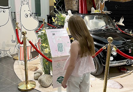 Kiireettömällä ostosreissulla voi nauttia Keskisen Kyläkaupan tunnelmasta, tarjouksista, tapahtumista ja kattavista ravintolapalveluista. Kesän riemukkaimpiin elämyksiin kuuluu Muumi Aarrejahti, joka kutsuu koko perheen seikkailemaan aina 9.8.2026 asti.