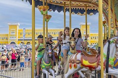 Miljoona Tivoli, maailman suurin lapsille ilmainen huvipuisto kieputtaa kaikenikäisiä 9.8.2026 asti.