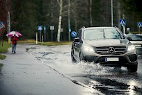 Syvät vesilammikot voivat vaurioittaa autoa. Nina Mönkkönen / Liikenneturva
