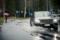 Syvät vesilammikot voivat vaurioittaa autoa. Nina Mönkkönen / Liikenneturva