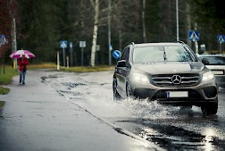 Syvät vesilammikot voivat vaurioittaa autoa. Nina Mönkkönen / Liikenneturva