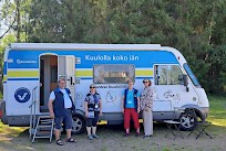 Kuuloauto vuosittaisella kierroksella Etelä-Pohjanmaan alueella. Kuvassa Rauno, Riitta, Sirkka-Liisa ja Kirsi kuuloauton vierellä Koskuella.