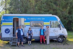 Kuuloauto vuosittaisella kierroksella Etelä-Pohjanmaan alueella. Kuvassa Rauno, Riitta, Sirkka-Liisa ja Kirsi kuuloauton vierellä Koskuella.