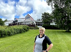 Tuija Mäki toimii Hotel Kurikan hotellinjohtajana. Hän esitteli kaunista rantamaisemaa ja hotellin miljöötä terassin läheisyydessä. Paikka sopii mitä parhaimmin vaikka koko perheen lomanviettoon. Hotelli välittää myös tanssi- ja golf -paketteja lähialueen palveluihin.
