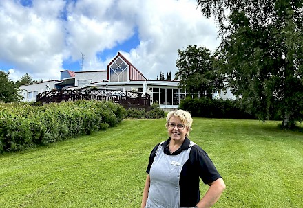 Tuija Mäki toimii Hotel Kurikan hotellinjohtajana. Hän esitteli kaunista rantamaisemaa ja hotellin miljöötä terassin läheisyydessä. Paikka sopii mitä parhaimmin vaikka koko perheen lomanviettoon. Hotelli välittää myös tanssi- ja golf -paketteja lähialueen palveluihin.