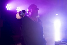 Retrodisko +55 kutsuu DJ Etutukan johdolla kaikki entiset nuoret viettämään iloista iltapäivää musiikin parissa lauantaina 15.8.2026 Kyläkaupan Ravintola OnnenKiven yläkertaan kello 15-18. Kuva Jesse Mäkiniemi.