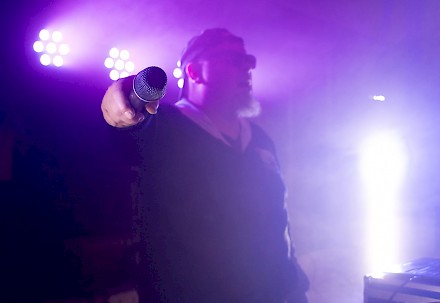 Retrodisko +55 kutsuu DJ Etutukan johdolla kaikki entiset nuoret viettämään iloista iltapäivää musiikin parissa lauantaina 15.8.2026 Kyläkaupan Ravintola OnnenKiven yläkertaan kello 15-18. Kuva Jesse Mäkiniemi.