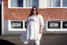 Rytmi-instituutin toiminnanjohtaja Satu-Maarit Veikkola kertoo toiminnan keskittyvän suomalaisen populaarimusiikin ja luovan talouden kehittämiseen. Kuva: Riku Männistö.