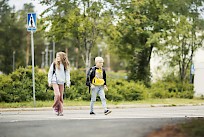 Pienen lapsen näkökulmasta ohi paahtavan, kiihdyttävän tai äkkijarruttavan kuljettajan käytös voi saada koulutiet tuntumaan turvattomilta. Kuva: Nina Mönkkönen / Liikenneturva.