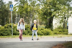 Pienen lapsen näkökulmasta ohi paahtavan, kiihdyttävän tai äkkijarruttavan kuljettajan käytös voi saada koulutiet tuntumaan turvattomilta. Kuva: Nina Mönkkönen / Liikenneturva.