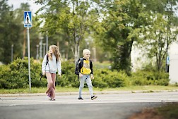 Pienen lapsen näkökulmasta ohi paahtavan, kiihdyttävän tai äkkijarruttavan kuljettajan käytös voi saada koulutiet tuntumaan turvattomilta. Kuva: Nina Mönkkönen / Liikenneturva.