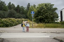 Liikenneturvan kyselyssä lähes joka kolmas kuljettaja kertoo edeltäneen vuoden aikana vähintään kerran ajaneensa sellaista nopeutta, ettei ole ehtinyt antaa tietä jalankulkijalle suojatiellä. Kuva: Nina Mönkkönen / Liikenneturva.