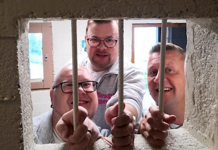 Perjantaina 28.8. Kyläkaupan Kesätansseissa esiintyy Törmälä Bros.