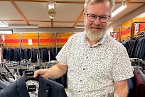 1.	Toimitusjohtaja Jere Siltala näyttää laadukasta miesten puvuntakkia ja siihen sopivaa kuviopaitaa.  Niin hoikat kuin pulskemmatkin miehet löytävät Siltalan valikoimista varmasti asun niin juhlaan kuin arkeen, sillä kokoja on valtava skaala.