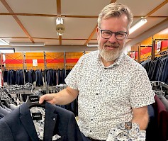 1. Toimitusjohtaja Jere Siltala näyttää laadukasta miesten puvuntakkia ja siihen sopivaa kuviopaitaa. Niin hoikat kuin pulskemmatkin miehet löytävät Siltalan valikoimista varmasti asun niin juhlaan kuin arkeen, sillä kokoja on valtava skaala.