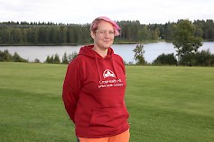 Mira-Maria Pihala on toiminut Ähtärin Golf Oy:n kentän kenttämestarina vuodesta 2022. Ähtärin kenttä käsittää 18 väylää ja lähes 30 hehtaaria hoidettavaa viheraluetta.