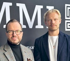 Kirjan kirjoittaja, urheilutoimittaja Ari Virtanen (vas.) ja jalkapalloilija Joel Pohjanpalo. Kuva: Tammi