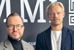 Kirjan kirjoittaja, urheilutoimittaja Ari Virtanen (vas.) ja jalkapalloilija Joel Pohjanpalo. Kuva: Tammi