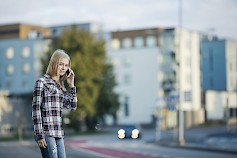 Pysähdy käyttämään puhelinta. Kuva: Nina Mönkkönen / Liikenneturva
