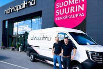 Kristian Yritys (oik.) Käyttöautosta luovutti uuden sähköpakettiauton Nahkapaikan Antti Toivoselle.