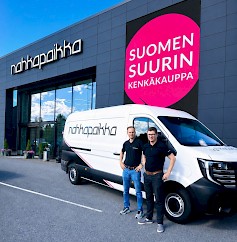 Kristian Yritys (oik.) Käyttöautosta luovutti uuden sähköpakettiauton Nahkapaikan Antti Toivoselle.