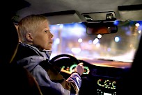 Kuljettajan kannattaa tarkistaa oman ajoneuvonsa valojen toiminta eikä luottaa siihen, että automatiikka valitsee aina oikeat valot olosuhteisiin sopiviksi. Kuva: Nina Mönkkönen / Liikenneturva.