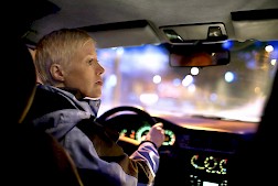 Kuljettajan kannattaa tarkistaa oman ajoneuvonsa valojen toiminta eikä luottaa siihen, että automatiikka valitsee aina oikeat valot olosuhteisiin sopiviksi. Kuva: Nina Mönkkönen / Liikenneturva.