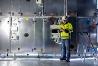 Kiinteistöissä liikutellaan, lämmitetään ja jäähdytetään ilmaa satoja tuhansia kuutioita vuodessa täysin turhaan, energiaremonttien asiantuntija Sauli Syrjänen sanoo.