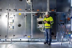 Kiinteistöissä liikutellaan, lämmitetään ja jäähdytetään ilmaa satoja tuhansia kuutioita vuodessa täysin turhaan, energiaremonttien asiantuntija Sauli Syrjänen sanoo.
