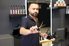 Mustafa Mohammad sanoo terävien saksien ja kamman olevan parturin perustyövälineitä.