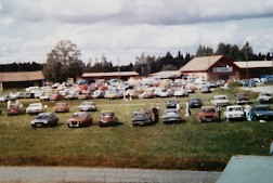 Kyläkaupan piha-alue oli täynnä jo 80-luvun taitteessa – kuten vielä tänäkin päivänä.