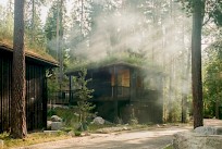 ”Pukuhuoneesta siirrytään ulkotilan kautta saunaan ja edelleen veden äärelle. Metsän tuoksut, viileä ilma, savu ja tummat puupinnat liittyvät osaksi harkittua rituaalia. Saunojen niukka valaistus ja suljettu mittakaava luovat suojan, josta avaudutaan takaisin metsään ja järvimaisemaan”, voittajan valinnut Timo Miettinen arvioi. Kuva: Kalle Kouhia.
