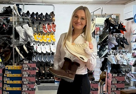 Noora Kiviniemi edustaa Töysän kenkätehtaan historiassa nuorempaa sukupolvea ja myöntää, että monille asiakkaillekin muistot tulvahtavat mieleen siinä vaiheessa, kun tehtaalle astuessa nenään kantautuu aidon nahan tuoksu. ”Pitkä historia on myös mahdollistanut sen, että täällä meillä työskennellään jo viidennessä polvessa! Ja se jos jokin on ihan mahtavaa”, Noora kertoo.