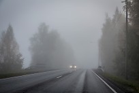 Kaasujalkaa tulee keventää merkittävästi, kun ajo-olosuhteet niin vaativat. Kuva: Ville-Veikko Heinonen / Liikenneturva