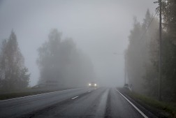 Kaasujalkaa tulee keventää merkittävästi, kun ajo-olosuhteet niin vaativat. Kuva: Ville-Veikko Heinonen / Liikenneturva