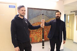 Vimpelin vapaa-aikasihteeri Ari Takala (vas.) ja Vimpelin kunnanjohtaja sekä Vedon puheenjohtaja Sam Leijonanmieli sanovat Vimpelissä pelattavan yhteisellä merkillä.