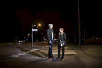 Lähivaloilla ajava autoilija havaitsee ilman heijastinta kulkevan henkilön vasta noin 50 metrin päästä. Jalankulkijan heijastin voi näkyä jo 350 metrin etäisyydeltä. Kuva: Nina Mönkkönen / Liikenneturva