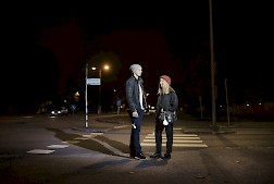 Lähivaloilla ajava autoilija havaitsee ilman heijastinta kulkevan henkilön vasta noin 50 metrin päästä. Jalankulkijan heijastin voi näkyä jo 350 metrin etäisyydeltä. Kuva: Nina Mönkkönen / Liikenneturva