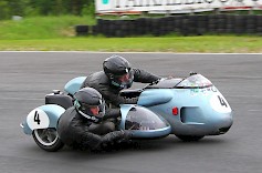 Hannele ja Tapio Myllymäki puolustavat Suomen värejä Sisu Classic Race -kilpailun sivuvaunuluokan finaaleissa Botniaringillä tulevana viikonloppuna.