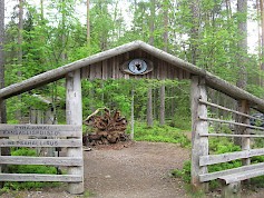 Pyhä-Häkin kansallispuistoon mennään komean portin kautta. Takana näkyy kaatuneen kelon juurakko, jossa tyvipaksuus on noin 90 senttimetriä.
