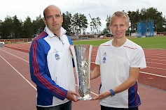 Jarkko Finni ja Jaakko Nieminen kannattelevat komeaa Kalevan Maljaa. Valmennuspäällikkö ja kestävyysjuoksija pyrkivät siihen, että malja jäisi Jyväskylään myös kuluvan kauden jälkeen. Viime kaudella Kalevan Maljan lopulliseksi ratkaisijaksi nousi nimenomaan Jaakko Nieminen SM-maratonilla.