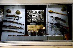Näyttelyn asevitriinissä on runsaasti sodan ajan aseita.