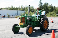 Miljoona Zetor 2015 Kyläkaupan parkkialueella lauantaina 4.7.2015. Viime vuonna myös Jane osallistui menestyksekkäästi kilpailuun.