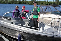 Sirpa Leinonen, Lea Lahtinen ja Aleksi Valkeejärvi valmiina koeajoon.