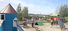 Maanantaina Muumipuistossa oli vielä täysi työn touhu. Virallisia avajaisia vietetään viikon kuluttua lauantaina 18.7.2015. Silloin Kyläkaupalla vierailevat myös Muumipeikko ja Pikku Myy.