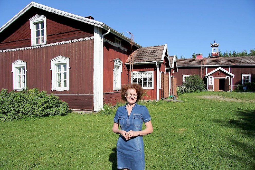 Vanhat, isot, punaiset tuvat ja upea maaseudun luonto, siinä kehykset Anneli Vehkaniemen luotsaamalle loma- ja juhlatilalle.