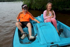 Eljas Peuralan ja Hilma Hurmeen ajama polkuvene liikkui Jukojärven vesillä, vaikka helle ei polkijoita hellinyt.