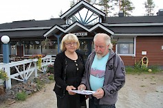 Tuula ja Asko Sirosen takana oleva Ahvenlampi Campingin päärakennus palvelee rompetorin keskuspaikkana. Tulossa on vielä syysrompetori, jossa meklari voi myydä asiakkaiden tavaraa rompetorin aikana.